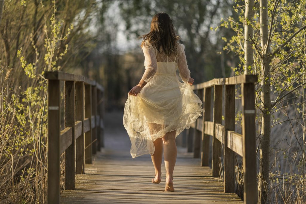 Running on the bridge -Fußgängerbrücke