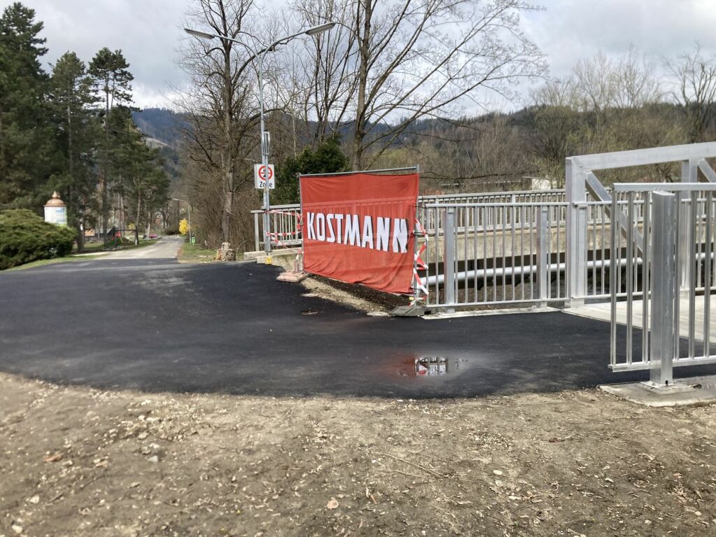 neue Aluminiumbrücke Murinsel Bruck an der Mur mit Regenlacken gebaut von der Firma Bitschnau aus Nenzing