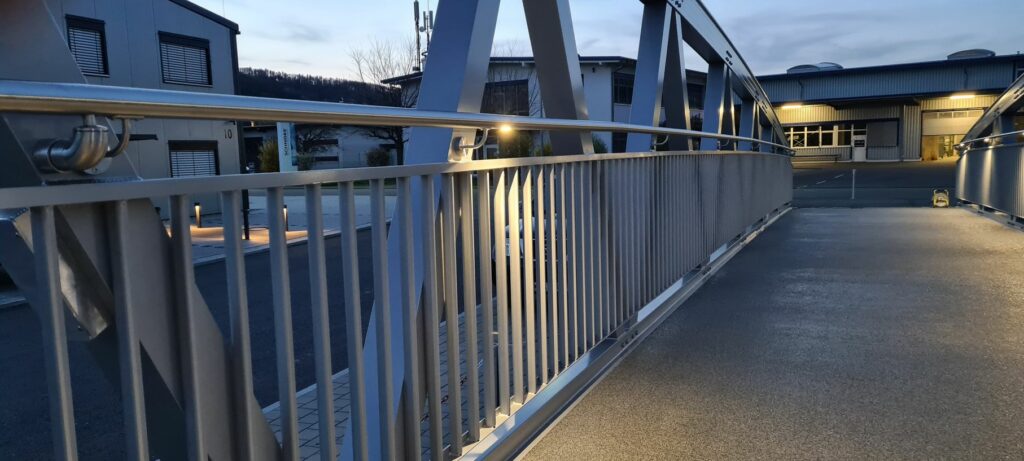 mit LED´s beleuchtete 'Aluminiumbrücke