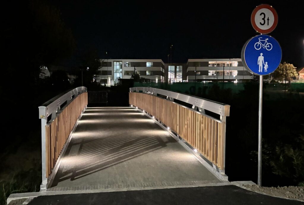 Aluminiumbrücke in Hollabrunn über den Göllersbach mit Geländerstäben aus Holz