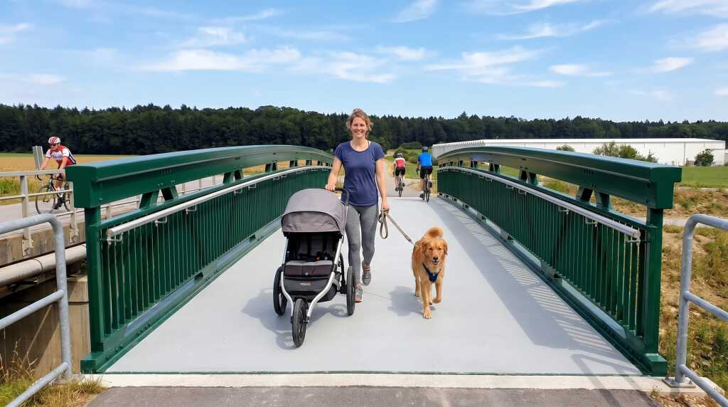Die 1000. Aluminiumbrücke im Brückenbau der Glück GmbH als symbolisches Jubiläumsprojekt einer realisierten Fuß- und Radwegbrücke
