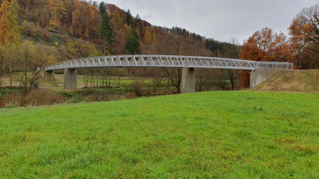 Fertig montierte 80 Meter lange Aluminiumbrücke