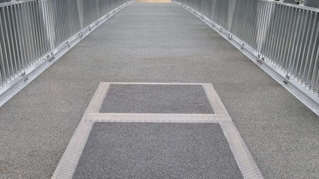 Aluminiumbrücke mit integriertem Schwingungsdämpfer