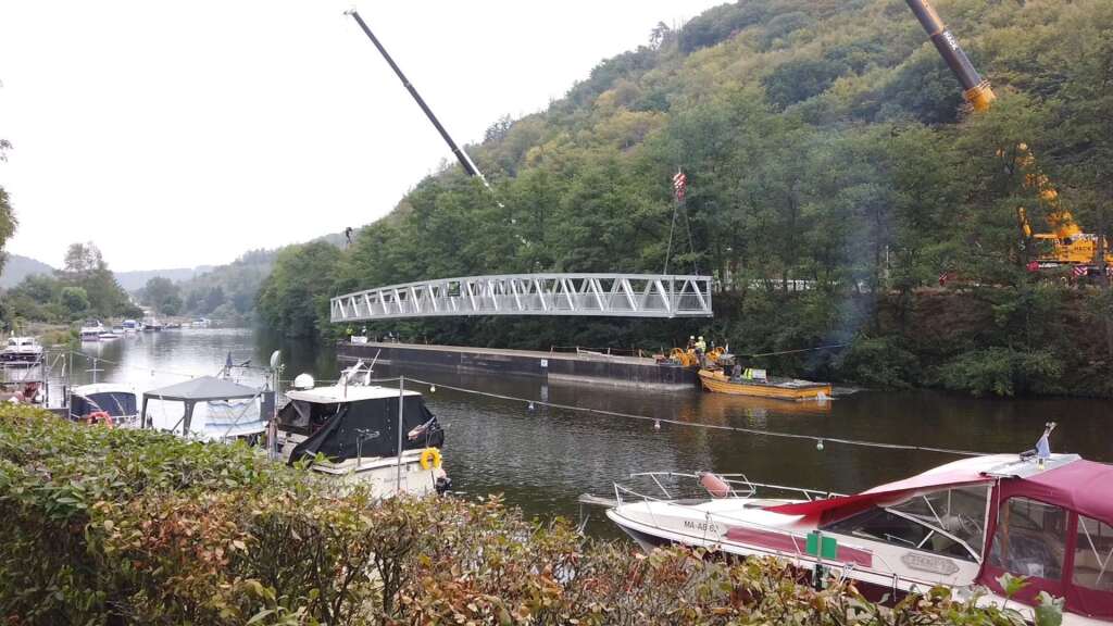 Transport einer Aluminiumbrücke auf einem Ponton