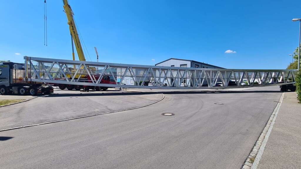 Transport einer Aluminiumbrücke innerhalb des Werkes
