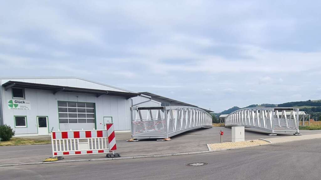 Fertig montierte Aluminiumbrücke im Werk