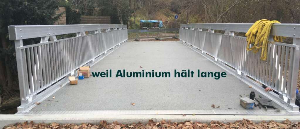 Schnittansicht einer modular aufgebauten Aluminiumbrücke während der Montage