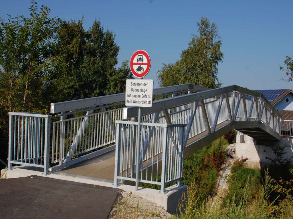 Aluminiumbrücke mit sichtbarer Lastverteilung polygonal im Tragwerk über die Bahn