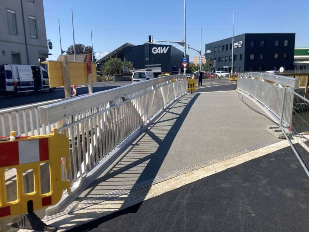 Detail einer Aluminiumbrücke mit Verbindungselementen mit Kreuzwinkel am Brückenende