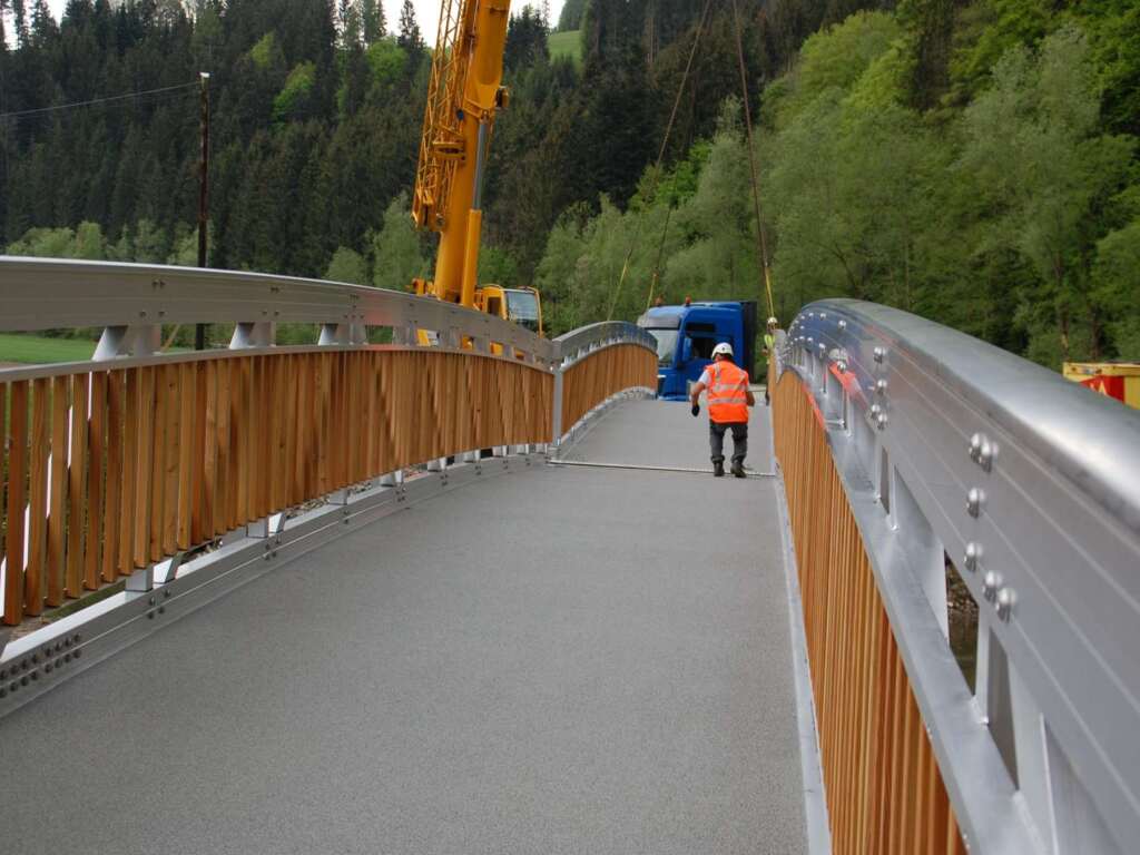 Zeitgemäße Aluminiumbrücke als Teil nachhaltiger Infrastruktur am Radweg zwischen Birkfeld und Anger im Feistritztal
