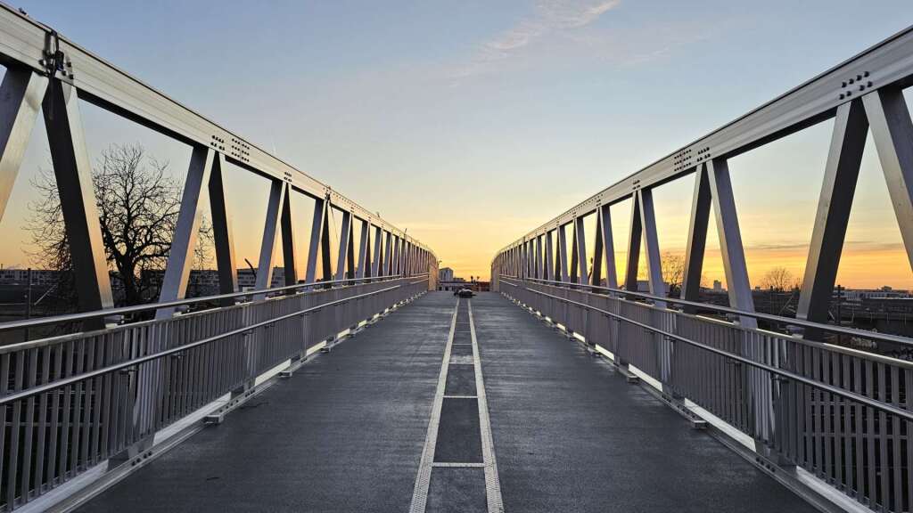 Aluminiumbrücke mit 5,0 Lichter Breite in Berlin Adlershof