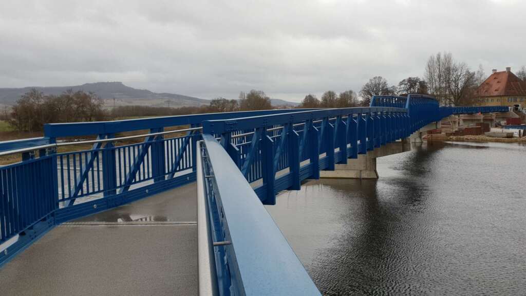 Aluminiumbrücke in Coburg, Dunkelblau lackiert