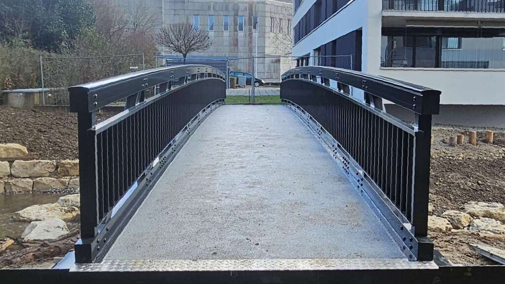 Fuß- und Radwegbrücke aus Aluminium mit 16,11 m Spannweite und 1,80 m Breite.