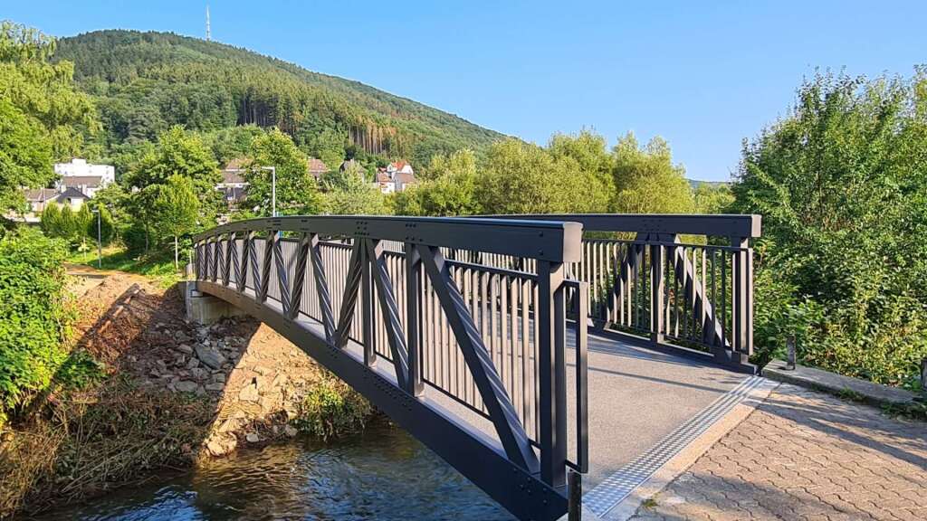 Dauerhafte Fuß- und Radwegbrücke aus Aluminium.
