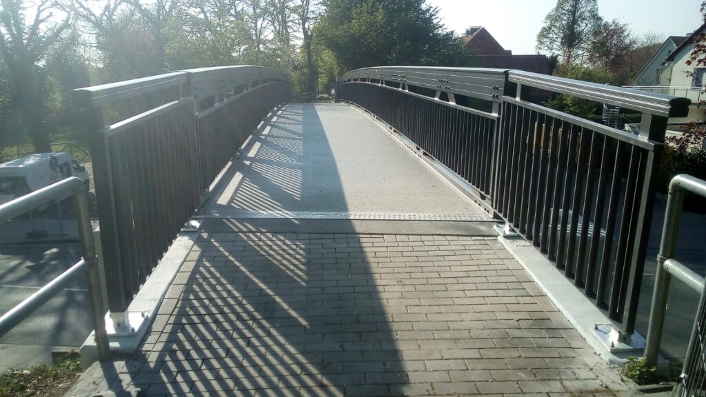 Fußgängerbrücke aus Aluminium mit korrosionsbeständiger Konstruktion.