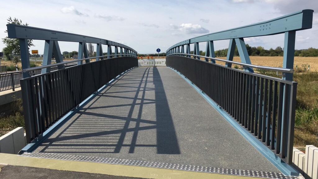 Fuß- und Radwegbrücke mit Aluminiumtragwerk.