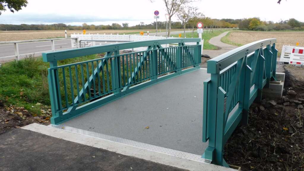 Schlanke Aluminiumbrücke für Fußgänger und Radfahrer.