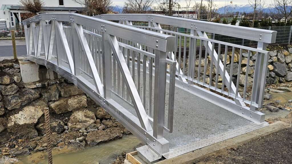 Wartungsarme Aluminiumbrücke für öffentliche Wege in polygonaler Bauweise.