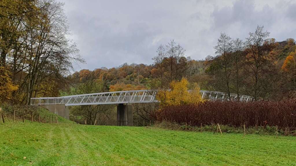 Lanschaftsbild der Aluminiumbrücke über die Lahn in Bad Ems