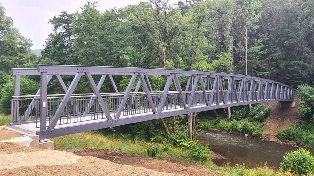 50m lange Aluminiumbrücke im Einfeldsystem montiert in Bitburg