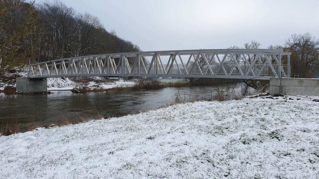 50m lange Alubrücke in Felsberg im Winter
