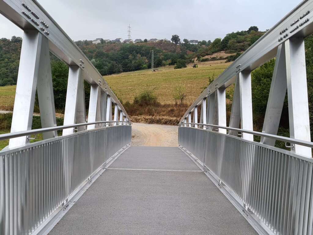 Aluminiumbrücke für Rad- und Fußweg mit schlanker Tragstruktur und wegen 50,0m spannweite mit Schwingungsdämpfern