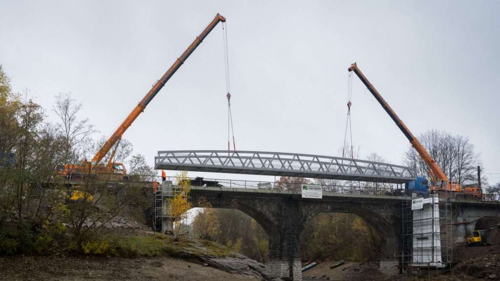 Einhub mit einem Tandemhub mit zwei Kränen der Aluminiumbrücke Paulsdorf