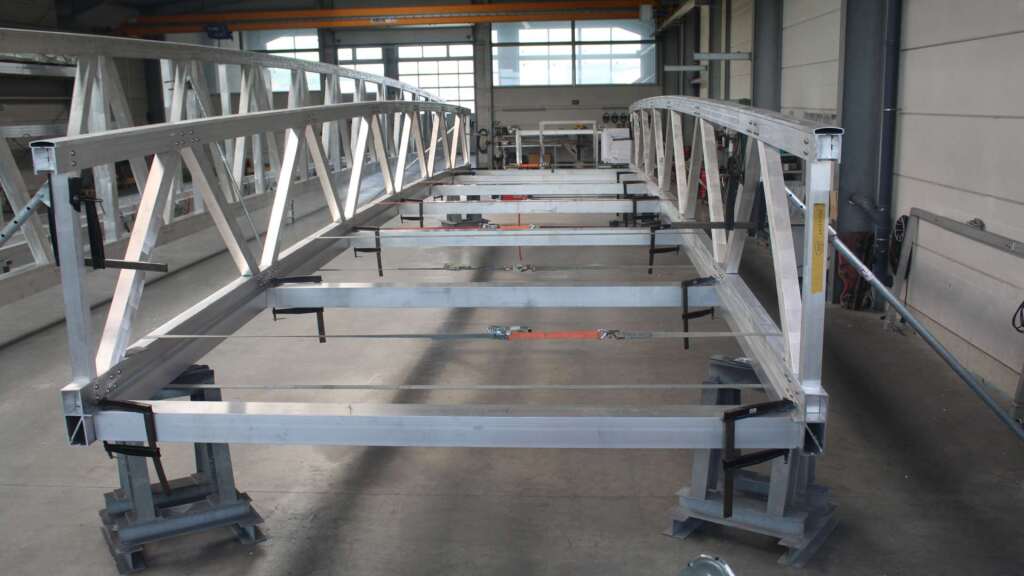Das gefertigte Fachwerk einer Aluminiumbrücke im Werk