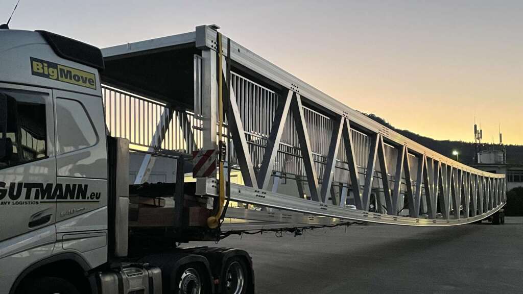 Aluminiumbrücke auf Transportfahrzeug im Werk bereit zur Abfahrt