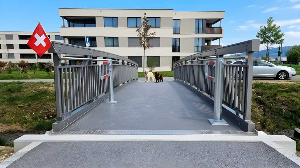 schweizerische Aluminiumbrücke in Horn mit zwei Hunden auf der Brücke