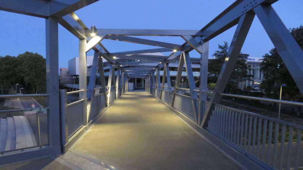 Rahmenbrücke aus Aluminium in Saarbrücken mit Beleuchtung