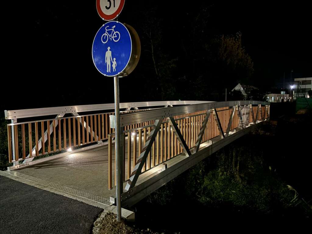 Leichtmetall-Tragwerk über den Göllersbach in Hollabrunn mit nächtlicher Beleuchtung
