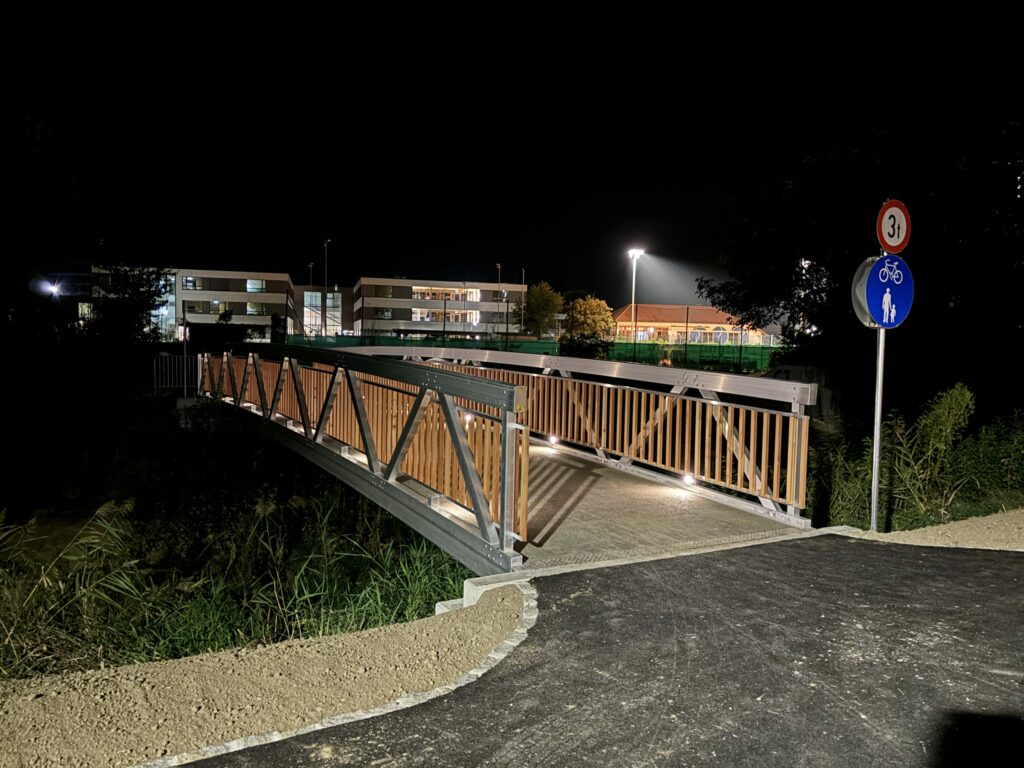 Aluminium-Fachwerkbrücke mit hoher Dauerhaftigkeit.