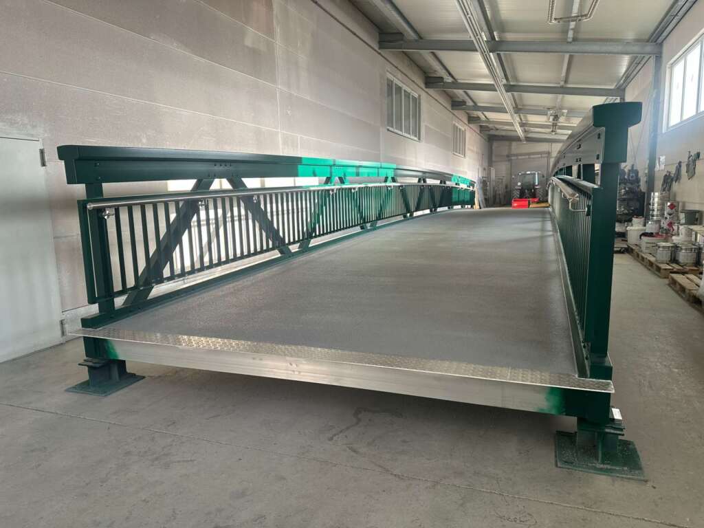 Detailaufnahme einer verschraubten Aluminiumbrückenkonstruktion in Moosgrün RAL 9005 lackiert - steirergrün