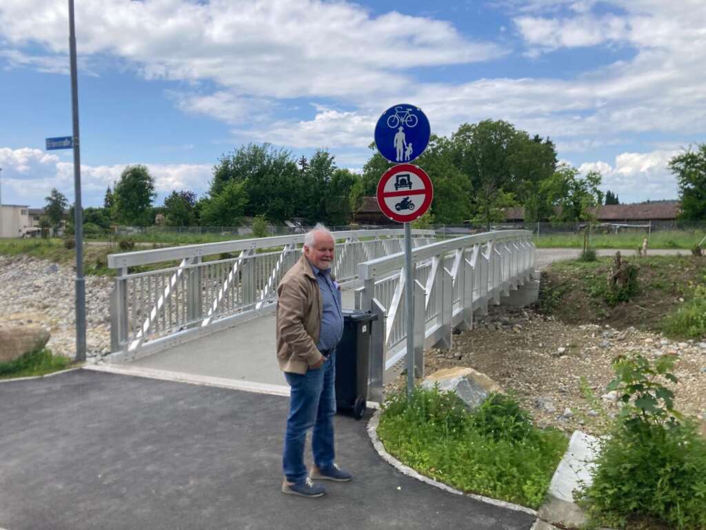 Filigrane Aluminiumbrücke mit moderner Ingenieurästhetik für modernen Hochwasserschutz am Ruggbach