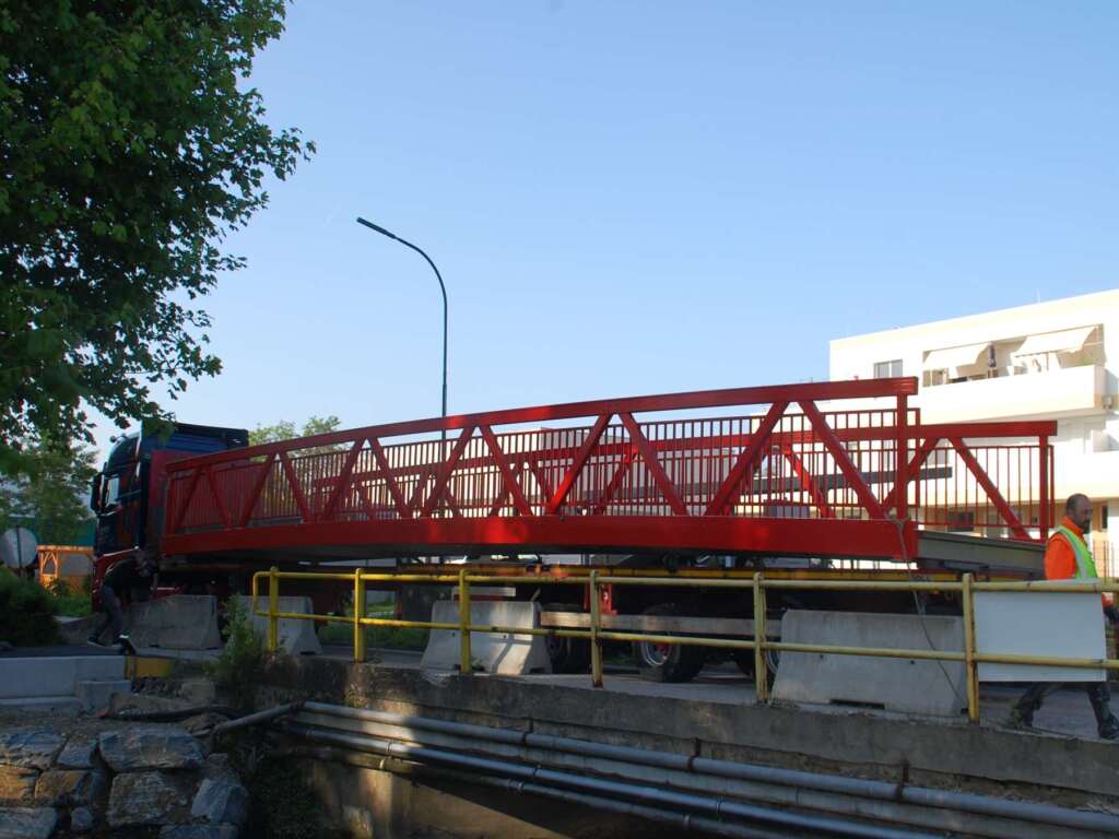 Aluminiumbrücke im leichten Ingenieurbau für Alltag und Verkehr in Feuerrot lackiert