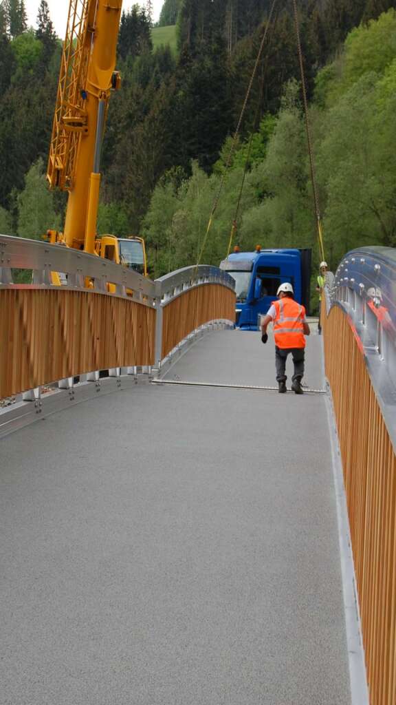Zwei neu eingehobene Aluminium-Radwegbrücken über die Feistritz und den Werkskanal im Feistritztal