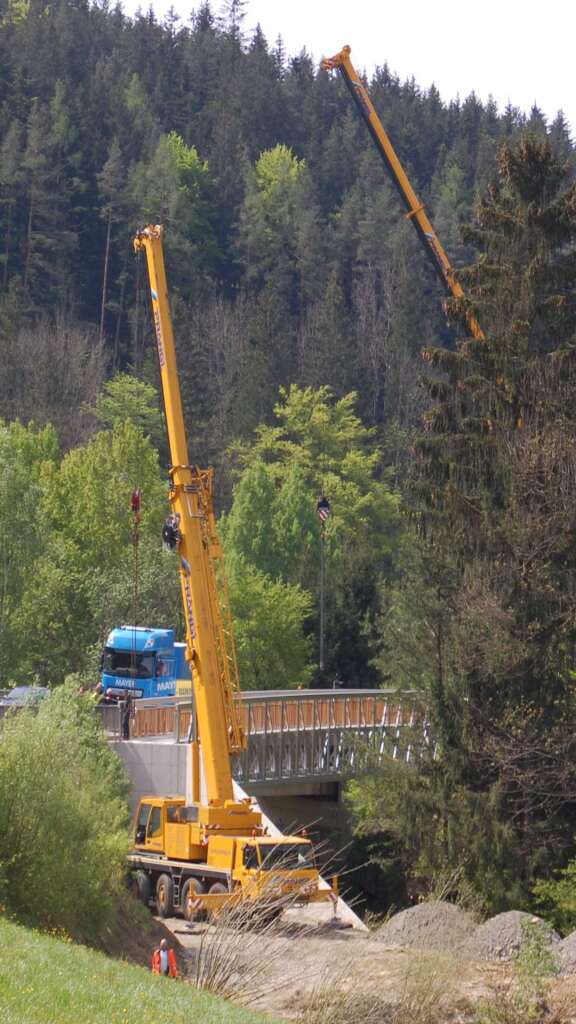 Aluminium-Radwegbrücke kurz vor dem Einsetzen an der Baustelle im Feistritztal