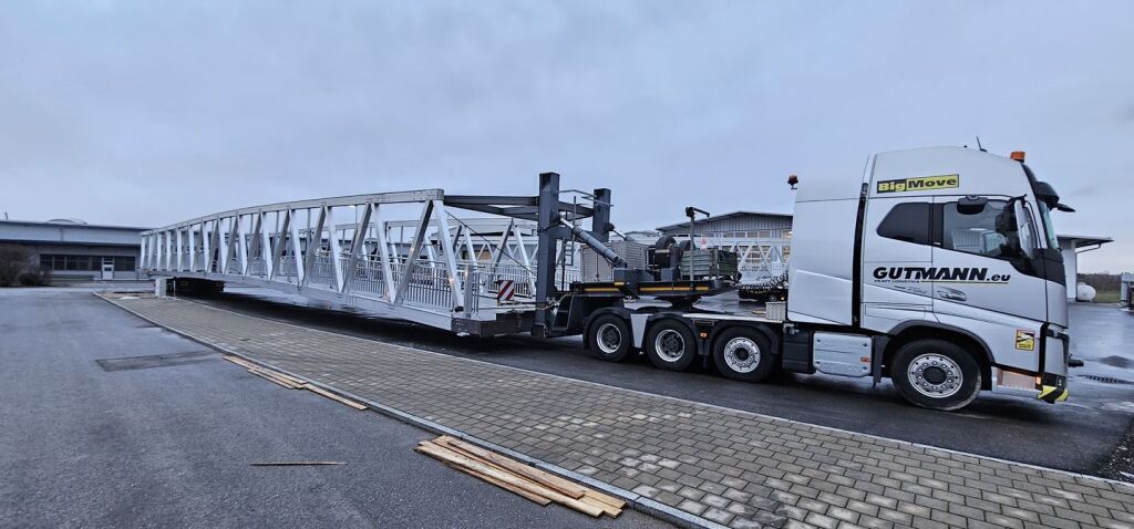5,00 Meter breite Aluminiumbrücke auf einem Tieflader vor dem Transport nach Berlin-Adlershof.