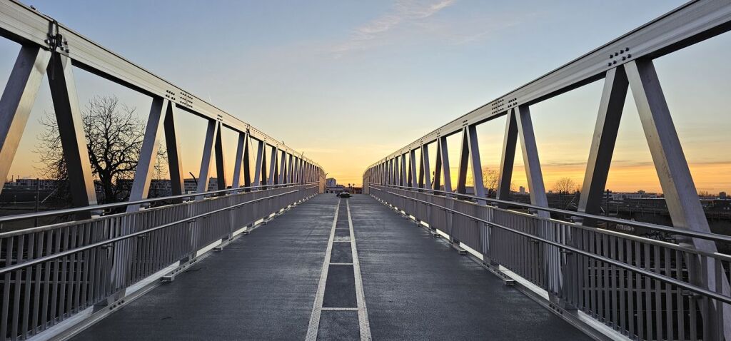 Fertig montierte Alubrücke im Morgengrauen