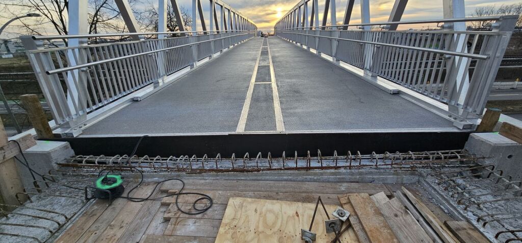 Die Alubrücke passt. Der Weg fehlt noch.