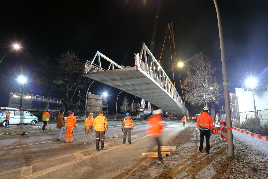 500-Tonnen-Kran hebt die Aluminiumbrücke während der nächtlichen Montage an ihren Standort.
