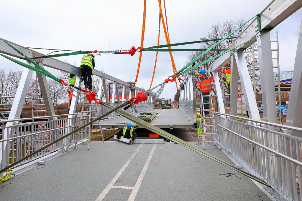 orbereitungsarbeiten für den Einhub der Alubrücke