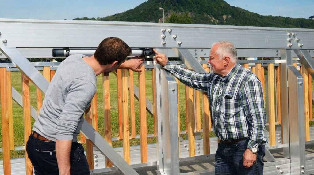 Werner Glück und Andreas Weh inspizieren die Beleuchtung einer Aluminiumbrücke.