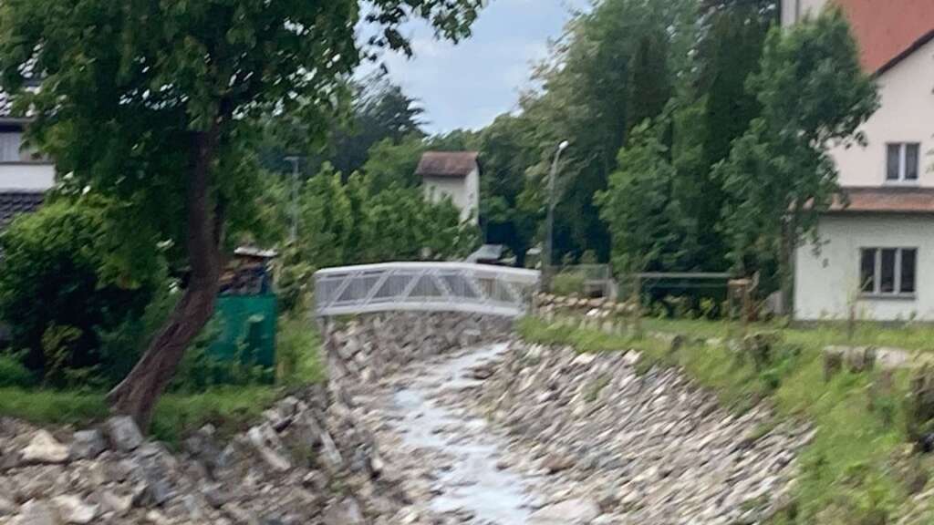 Kleine Aluminiumbrücke im Ortsteil Eschach.