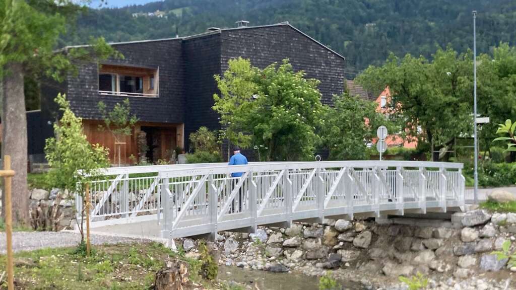 14,50 Meter lange Aluminiumbrücke für Fuß- und Radverkehr über den Ruggbach.