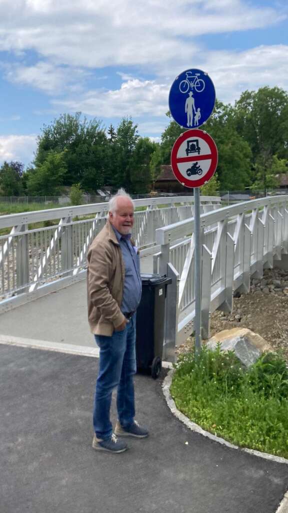 Aluminium-Fachwerkbrücke über einen Bach.