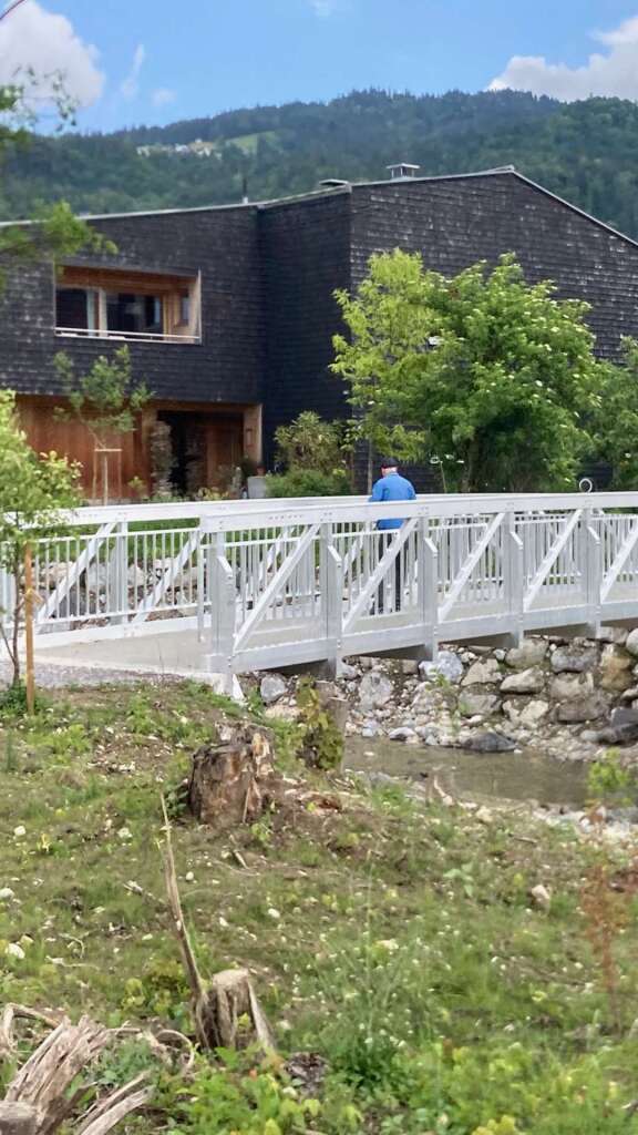 Aluminiumbrücke in naturnaher Umgebung am Ruggbach.