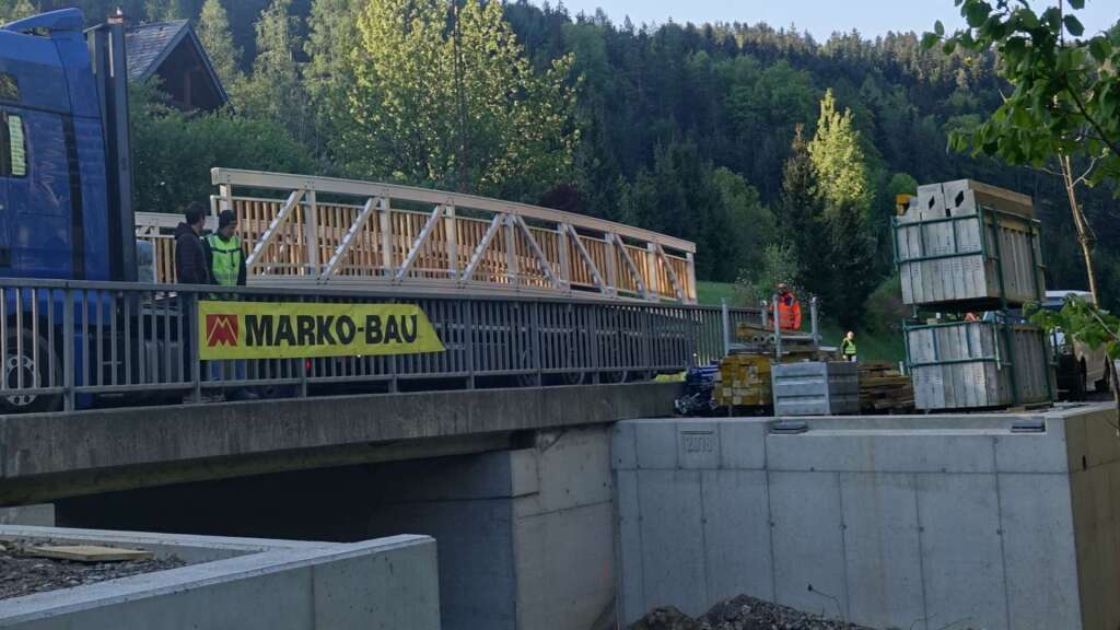 12,50 Meter lange Aluminium-Radwegbrücke auf einem Tieflader vor der Montage