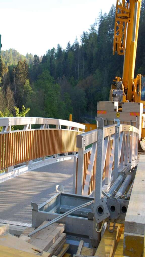 Aluminiumbrücke mit Kran nach dem Einhub über dem Falkenbach am Radweg R8